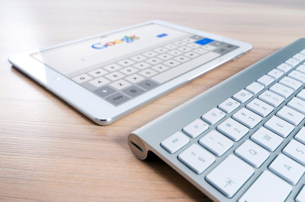 iPad und Tastatur auf einem Tisch liegend