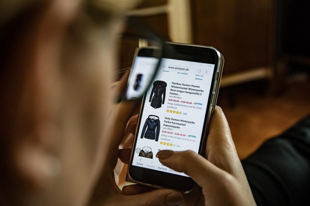 Amazon Shop-Webseite, auf Smartphone, Beitragsbild