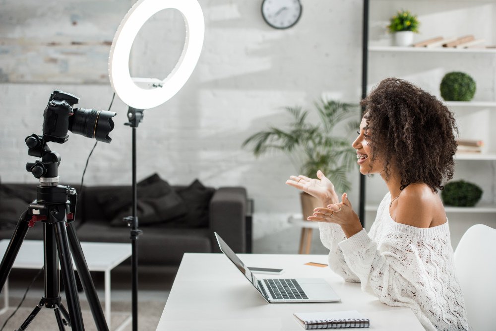 Influencerin bei der Aufnahme