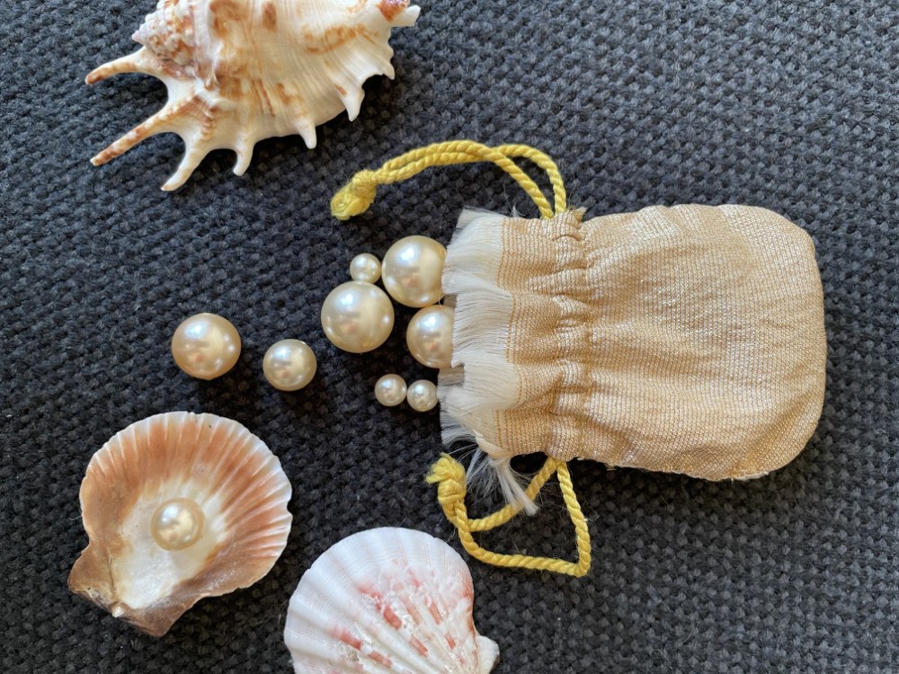 Muscheln und Perlen
