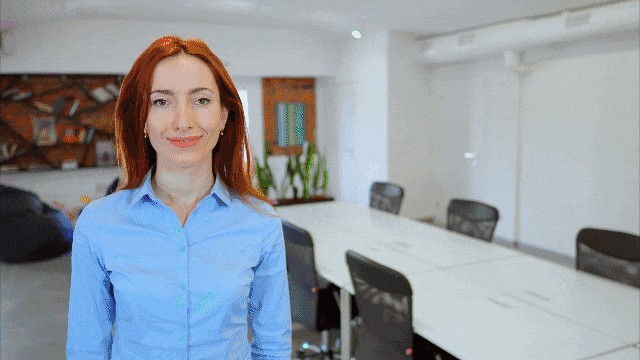 Lächelnde Mitarbeiterin im Meetingraum (animiertes Bild als GIF-Datei)