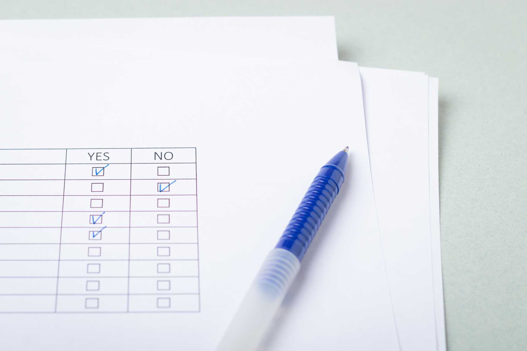 Webinar Checkliste, ausgedruckt auf Papier, mit blauem Stift