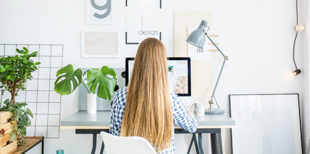 Online Werbung schalten (Abbildung, Stockfoto), Person schaltet Werbung am Computer