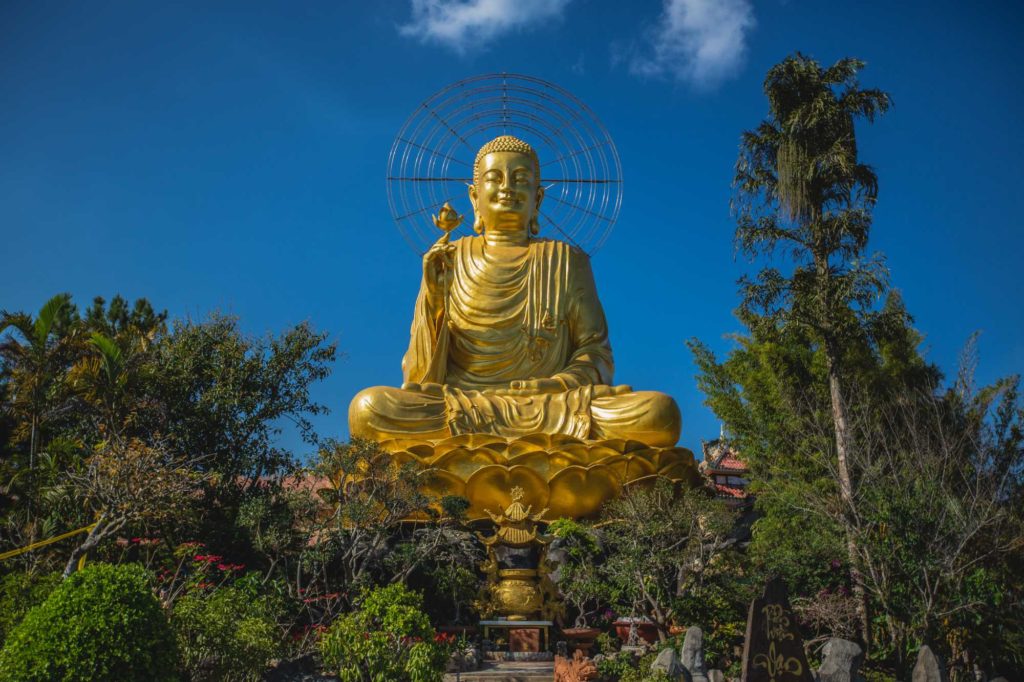 Goldene Buddha Statue im Vietnam