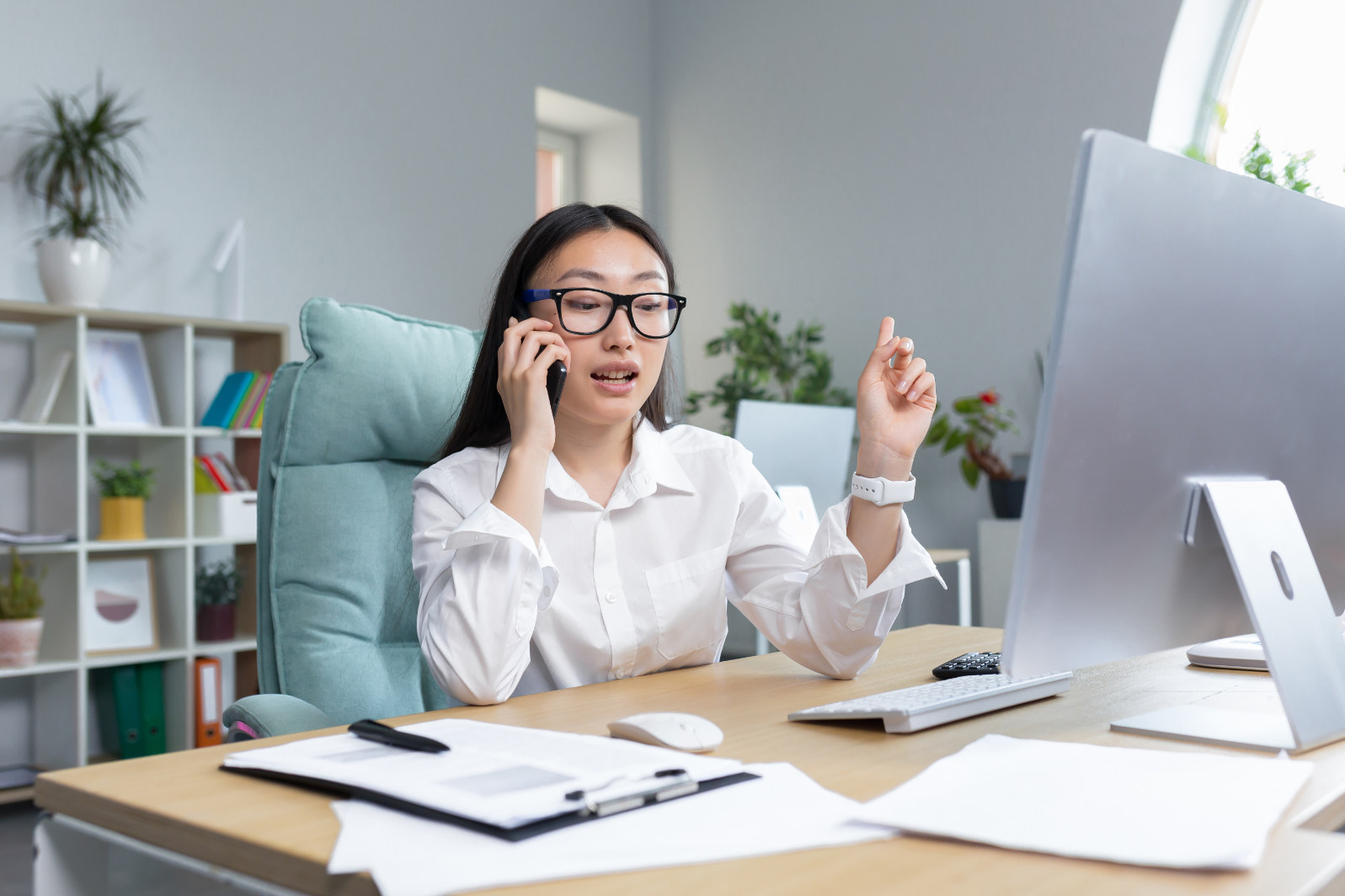 Online-Verkauf, eine junge asiatische Verkaufsleiterin verkauft Waren am Telefon