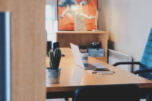 Ablenkung vermeiden, Produktiv arbeiten - Foto zeigt einen Home Office Arbeitsplatz