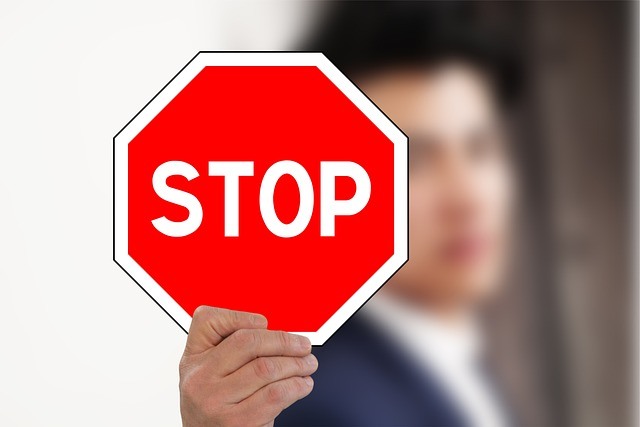 Stop-Zeichen, mit Business Mann im Hintergrund