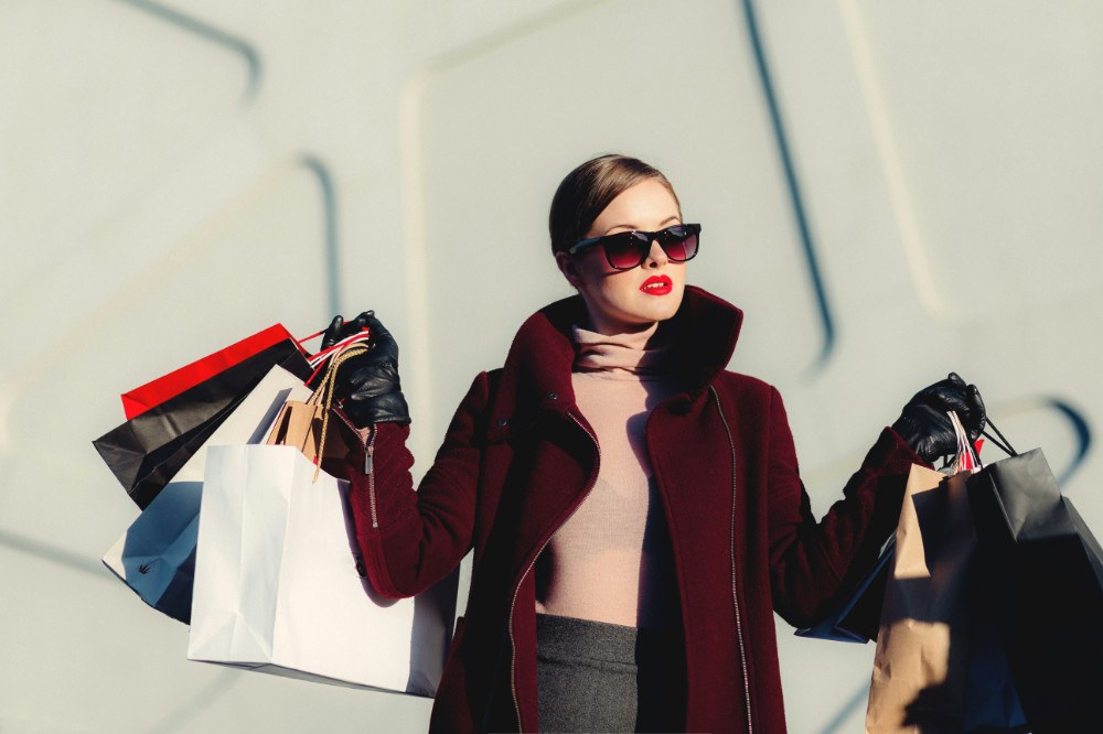 Shopping, eine Frau mit Einkaufstaschen